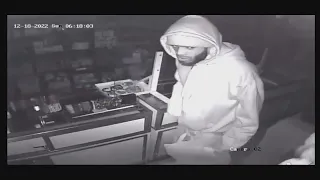 Video: Police searching for suspect accused of stealing nearly $40K from Center City jewelry store