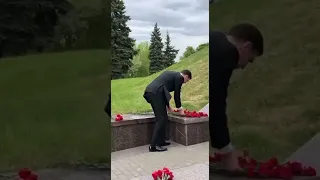 Дмитрий Дюжев побывал на Донбассе и возложили цветы жертвам фашизма.