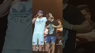 Un CHICO le tira mechero a OMAR MONTES en el CONCIERTO y se cabría 🔥