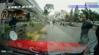 車CAM直擊 - (慎入) 路人衝紅燈跑過馬路 捱的士撞飛