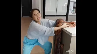 SSOYOUNG STRUGGLING A LOT WITH HUGE OCTOPUS 🐙🐙🐙 I MUKBANG SHORTS