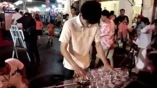 Музыка на бокалах. Пхукет, Таиланд Street artist playing with glasses. Phuket, Thailand