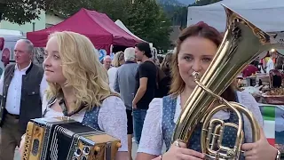 Geschwister Scharf mit Klarinette, Ziehharmonika und Baritonhorn am Käsefest in Kötschach am 24.9.23