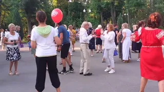 ЛЮБИ МЕНЯ ГОЛОДНУЮ! ТАНЦЫ В ПАРКЕ ГОРЬКОГО ХАРЬКОВ