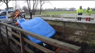 Kehrmaschine bringt marode Holzbrücke zum Einsturz