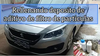 Rellenando deposito de aditivo para filtro de particulas Peugeot 308