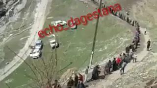 Живая цепочка из людей потушила пожар в селе Дагестана на видео