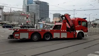 Schwerer Verkehrsunfall nach Verfolgungsjagd Feuerwehr Rettung Polizei im Einsatz in Wien