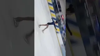 Presentación de patinaje artístico sobre hielo infantil