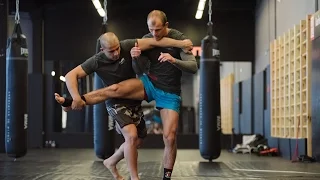 Защита от прямого удара ногой: уроки тайского бокса с чемпионом мира