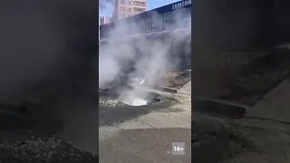 Фонтан из кипятка и камней во Владивостоке, машина провалилась в портал