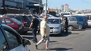ХАРЬКОВ. Полицейские делают то- что хотят им плевать на  Украинцев.