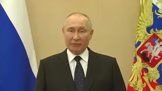 Владимир Путин поздравляет жителей России с Днём защитника Отечества