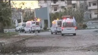 Helfer holen Verletzte aus der Hölle von Hama