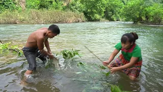 Solo Bushcraft With Primitive Life -  Every Day Survival Alone At Stream