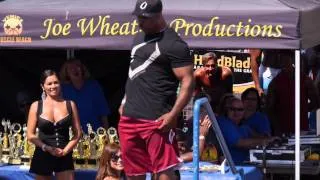 Bodybuilder Melvin Anthony gives impromptu performance at Muscle Beach