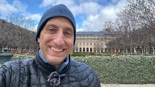 Breakfast picnic at Palais-Royal Garden in Paris - LIVE