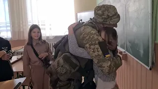 Військовий повернувся додому і зробив сюрприз для доньки