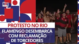 Flamengo desembarca no Rio com protesto de torcedores após perder título da Copa do Brasil