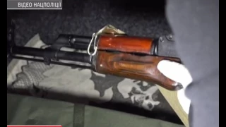На Київщині затримали поліцейських, які торгували зброєю