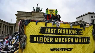 Greenpeace llena de ropa la Puerta de Brandemburgo para protestar contra el sector textil