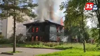 Из-за пожара в деревянном доме оплавились окна в соседней многоэтажке