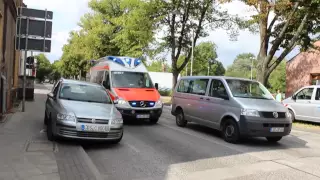 Как в Германии пропускают автомобили скорой помощи.