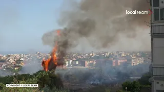 Catania, fiamme si avvicinano a case, via vai di mezzi soccorso tra le abitazioni