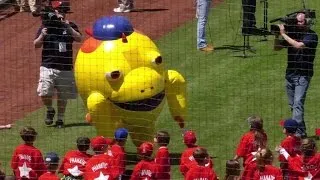 ATL@PHI: Galapagos Gang visits Citizen's Bank Park