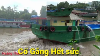 Sà lan cạn tại bến đá anh em cố gắng giải cứu nhưng  bất thành . tiếp tục thất thủ