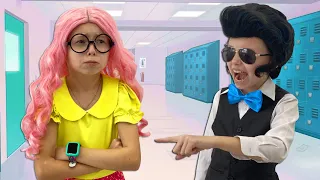 Alice y Stacy demuestra que el conocimiento en la escuela es lo más importante