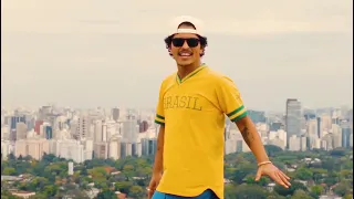 Bruno Mars dança funk pelas ruas de SP e agradece hospitalidade após The Town