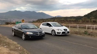 Seat León Cupra 2.0T vs Stratus RT 2.4T