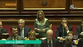 M.O., Meloni: "Vicinanza alle vittime di Hamas". E scatta la standing ovation