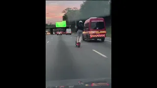 GUY DOES 60 MPH ON A SCOOTER | ON THE HIGHWAY | 😱😱😱