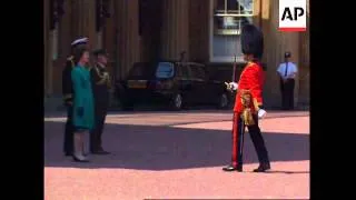 UK: IRISH PRESIDENT MARY ROBINSON MEETS QUEEN ELIZABETH II