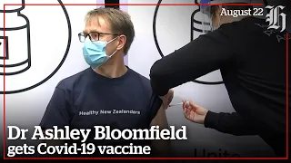 Dr Ashley Bloomfield gets Covid-19 vaccine | nzherald.co.nz