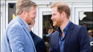 Koning Willem-Alexander ontmoet prins Harry en luistert naar toespraak Harry