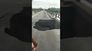 Forte chuva causou uma cratera na ponte de Prado  11/12/2021 - 100%DuCavaco