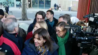 Anne Hidalgo invectivée lors d'une visite d'un camp de migrant à Paris