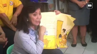 Vice President Leni Robredo reads a book to pupils of the Manila day care center in Tondo