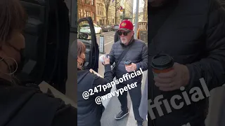 Billy Joel out and about in NYC stopped to sign autographs before jumping in his car #billyjoel