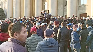 Сторонники Садыра Жапарова подтягиваются к Дому правительства на Старой площади в Бишкеке