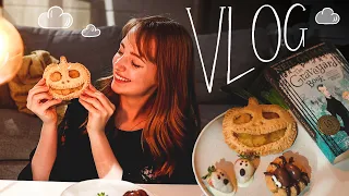 a cozy halloween vlog 🎃 reading & spooky baking