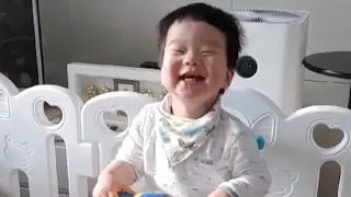 뽀로로 스프링카를 즐겨타는 15개월 아기 (15 month old baby enjoying Pororo's spring Car.)