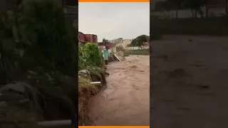 Casa desaba em córrego no Jardim Etelvina, Zona Leste de SP, devido fortes chuvas na região #shorts