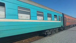 ТЭП33А - 0031 с пассажирским поездом "Семей - Нұрлы Жол" прибывает на станцию города Шар.