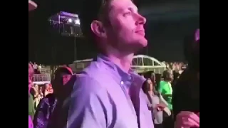 Дженсен Эклз веселится на концерте | Jensen Ackles sings at a concert