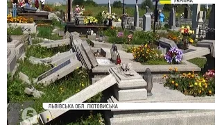 Вандалізм на Львівщині: невідомі понівечили півтори сотні могильних пам'ятників