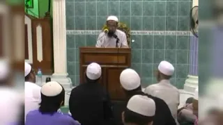 Apa Hukum Membunyikan Jari-jemari Ketika Dengar Khutbah Jumaat? - UAI